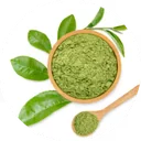 Poudre de matcha vert vif dans un bol en bois, avec sa petite cuillère