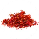 Pistils de safran d’un rouge intense, étalés côte à côte